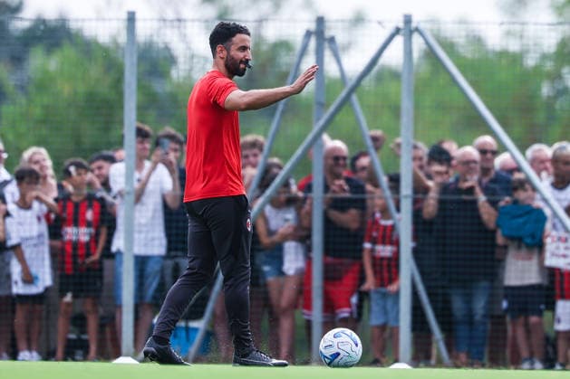 Ruben Amorim Head Coach of AC Milan greets the fans during Training Session AC Milan 2026 27 at Milanello in Milan, Italy Milan Milanello Milan Italy Copyright: xEPhotopressx SP24-1440-036