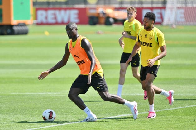 Serhou Guirassy (Borussia Dortmund), Almugera Kabar (Borussia Dortmund), v.li. 14.07.2026, Fussball 1. Bundesliga, Saison 2026 2027, Training Borussia Dortmund Dortmund Trainingsgelände Nordrhein Westfalen Deutschland *** Serhou Guirassy, Borussia Dortmund; Almugera Kabar, Borussia Dortmund; from left, July 14, 2026; Soccer, Bundesliga 1; 2026–2027 season; Borussia Dortmund training session; Borussia Dortmund training facility, North Rhine-Westphalia, Germany Team2