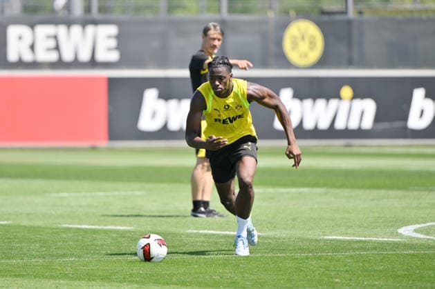 Joane Gadou (Borussia Dortmund), hinten Trainer Niko Kovac (Borussia Dortmund) 14.07.2026, Fussball 1. Bundesliga, Saison 2026 2027, Training Borussia Dortmund Dortmund Trainingsgelände Nordrhein Westfalen Deutschland *** Joane Gadou, Borussia Dortmund; in the background, coach Niko Kovac, Borussia Dortmund, July 14, 2026; soccer, Bundesliga 1, 2026–2027 season; Borussia Dortmund training session at the Dortmund training facility in North Rhine-Westphalia, Germany Team2