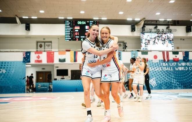 RECORD DATE NOT STATED Mia Wiegand ( 13; Deutschland) und Leonie Pfanzelt ( 3; Deutschland) umarmen sich jubelnd auf dem Spielfeld der Starez Arena in Brno. Im Hintergrund ist die Anzeigetafel mit dem Spielstand 61:42 zu sehen, weitere Teammitglieder feiern gemeinsam. Mia Wiegand ( 13; Deutschland) und Leonie Pfanzelt ( 3; Deutschland) feiern Sieg *** Mia Wiegand (No. 13, Germany) and Leonie Pfanzelt (No. 3, Germany) embrace each other jubilantly on the court at the Starez Arena in Brno. In the background, the scoreboard shows the score 61–42, other team members celebrate together as Mia Wiegand (No. 13, Germany) and Leonie Pfanzelt (No. 3, Germany) celebrate their victory Copyright: xJoelxKruehlerx