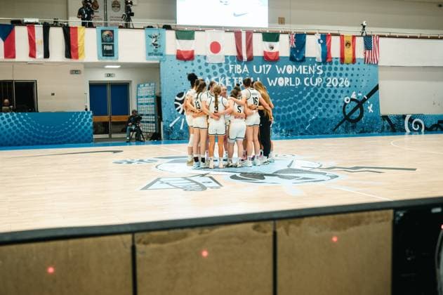 RECORD DATE NOT STATED Die deutsche U17, U 17 Nationalmannschaft steht in einem engen Mannschaftskreis auf dem Spielfeld der Starez Arena Vodova in Brno. Im Hintergrund ist das Banner des FIBA U17 Women s Basketball World Cup 2026 sowie eine Reihe internationaler Flaggen zu sehen. Deutschland U17 im Mannschaftskreis beim FIBA U17 Women s Basketball World Cup 2026 *** The German U17 national team stands in a tight huddle on the court at Starez Arena Vodova in Brno. In the background, the banner for the 2026 FIBA U17 Women’s Basketball World Cup and a row of international flags can be seen. Germany U17 in a huddle at the FIBA U17 Women’s Basketball World Cup 2026 Copyright: xJoelxKruehlerx