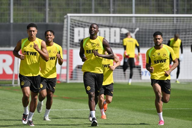 Aufwärmeinheit der Spieler, Jobe Bellingham (Borussia Dortmund), Filippo Mane (Borussia Dortmund), Serhou Guirassy (Borussia Dortmund), Almugera Kabar (Borussia Dortmund), v.li. 14.07.2026, Fussball 1. Bundesliga, Saison 2026 2027, Training Borussia Dortmund Dortmund Trainingsgelände Nordrhein Westfalen Deutschland *** Players warming up: Jobe Bellingham (Borussia Dortmund), Filippo Mane (Borussia Dortmund), Serhou Guirassy (Borussia Dortmund), Almugera Kabar (Borussia Dortmund), July 14, 2026, Soccer, Bundesliga 1, 2026–2027 season, Borussia Dortmund training session at the Dortmund training facility in North Rhine-Westphalia, Germany Team2