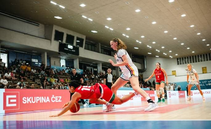 RECORD DATE NOT STATED Mia Wiegand ( 13; Deutschland) läuft an einer zu Boden gehenden Spielerin Mexikos vorbei, die den Ball aufzufangen versucht. Im Hintergrund sind weitere Spielerinnen beider Teams sowie Leonie Pfanzelt ( 3; Deutschland) zu sehen. Mia Wiegand ( 13; Deutschland) im Zweikampf beim U17, U 17 Basketball-WM *** Mia Wiegand (13), Germany, runs past a Mexican player who is falling to the ground while trying to catch the ball. In the background, other players from both teams can be seen, as well as Leonie Pfanzelt (3), Germany. Mia Wiegand (13), Germany, in a one-on-one battle at the U17 Basketball World Cup Copyright: xJoelxKruehlerx