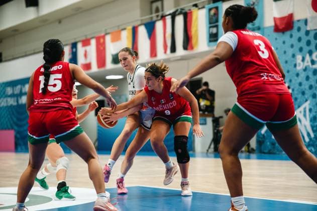 RECORD DATE NOT STATED Lara Gierlich ( 12; Deutschland) kämpft im Gedränge um den Ballbesitz, während Ivanna Olalde ( 9; Mexico) und Isamar Rumbo ( 15; Mexico) von beiden Seiten Druck ausüben. Im Hintergrund sind Länderflaggen und ein Fotograf zu sehen. Lara Gierlich ( 12; Deutschland) im Zweikampf um den Ball gegen Mexico *** Lara Gierlich, 12, Germany, battles for possession in the scrum, while Ivanna Olalde 9 (Mexico) and Isamar Rumbo 15 (Mexico) apply pressure from both sides. In the background, national flags and a photographer can be seen. Lara Gierlich 12 (Germany) battles for the ball against Mexico. Copyright: xJoelxKruehlerx