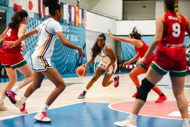 RECORD DATE NOT STATED Eine Spielerin Deutschlands dribbelt mit dem Ball durch die Abwehr Mexikos in der Starez Arena Vodova in Brno. Mehrere Gegenspielerinnen versuchen den Weg zu versperren. Deutschland-Spielerin ( 6) dribbelt durch Mexikos Abwehr in Brno *** A German player dribbles the ball through Mexico s defense at Starez Arena Vodova in Brno. Several opposing players try to block her path. Germany s No. 6 dribbles through Mexico s defense in Brno. Copyright: xJoelxKruehlerx