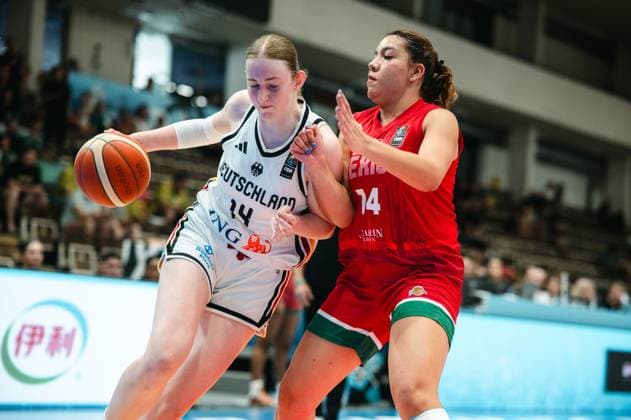 Sport Themen der Woche KW29 RECORD DATE NOT STATED Frederike Askamp ( 14; Deutschland) treibt den Ball mit Körpereinsatz an einer Verteidigerin von Mexico vorbei. Die Szene zeigt intensiven Körperkontakt in der Starez Arena Vodova in Brno. Frederike Askamp ( 14; Deutschland) im Zweikampf gegen Mexico *** Frederike Askamp (14), Germany, drives the ball past a Mexican defender using physical play. The scene shows intense physical contact at the Starez Arena Vodova in Brno. Frederike Askamp (14), Germany, in a one-on-one battle against Mexico. Copyright: xJoelxKruehlerx