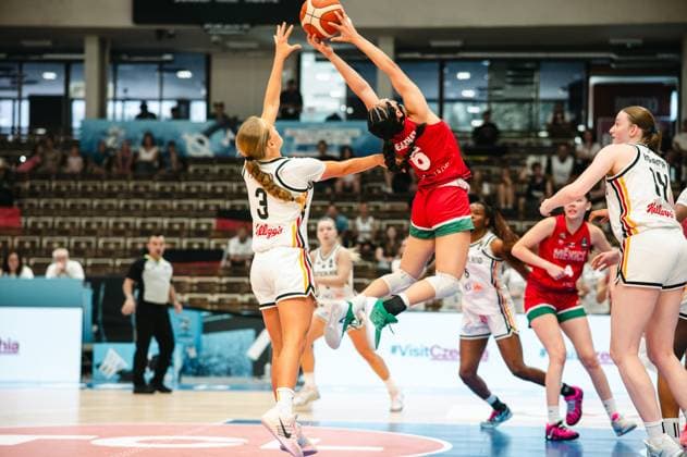RECORD DATE NOT STATED Leonie Pfanzelt ( 3; Deutschland) und eine Spielerin Mexicos kämpfen in der Luft um den Ball, während Frederike Askamp ( 14; Deutschland) rechts im Bild positioniert ist. Die Szene zeigt einen intensiven Zweikampf beim Basketballspiel in der Starez Arena Vodova in Brno. Frederike Askamp ( 14; Deutschland) und Leonie Pfanzelt ( 3; Deutschland) im Zweikampf gegen Mexico *** Leonie Pfanzelt 3 (Germany) and a player from Mexico are battling for the ball in the air, while Frederike Askamp (14) of Germany is positioned on the right side of the frame. The scene shows an intense battle for the ball during a basketball game at the Starez Arena Vodova in Brno, with Frederike Askamp (14) of Germany and Leonie Pfanzelt (3) of Germany battling against Mexico. Copyright: xJoelxKruehlerx