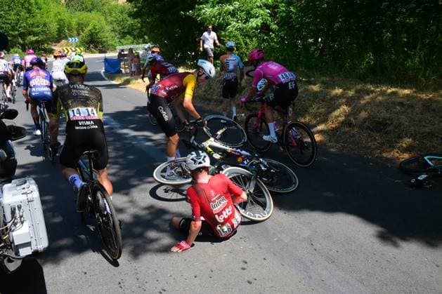 Tour de France 2026 Stage 10 LE LIORAN, FRANCE - JULY 14 : Van Eetvelt Lennert (BEL) of Lotto - Intermarche in a crash during stage 10 of the 113rd edition of Tour de France an UCI World Tour 2.UWT cycling road race stage for Men Elite of 167 km with start in Aurillac and finish in Le Lioran on July 14, 2026 in Le Lioran, France, 14 07 2026 Le Lioran France  Copyright: xPaponxBernardx