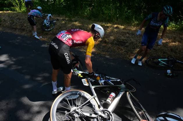 Tour de France 2026 Stage 10 LE LIORAN, FRANCE - JULY 14 : Kirsch Alex (LUX) of Cofidis, Van Eetvelt Lennert (BEL) of Lotto - Intermarche in a crash during stage 10 of the 113rd edition of Tour de France an UCI World Tour 2.UWT cycling road race stage for Men Elite of 167 km with start in Aurillac and finish in Le Lioran on July 14, 2026 in Le Lioran, France, 14 07 2026 Le Lioran France  Copyright: xPaponxBernardx