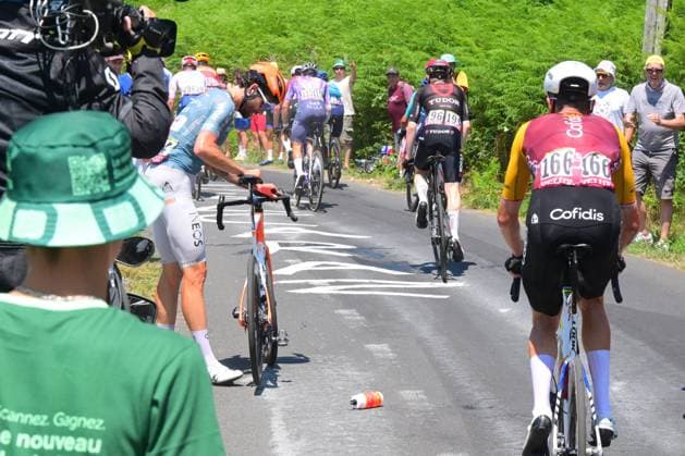Tour de France 2026 Stage 10 LE LIORAN, FRANCE - JULY 14 : Ganna Filippo (ITA) of Netcompany INEOS in a crash during stage 10 of the 113rd edition of Tour de France an UCI World Tour 2.UWT cycling road race stage for Men Elite of 167 km with start in Aurillac and finish in Le Lioran on July 14, 2026 in Le Lioran, France, 14 07 2026 Le Lioran France  Copyright: xPaponxBernardx