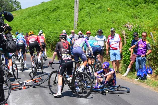 Tour de France 2026 Stage 10 LE LIORAN, FRANCE - JULY 14 : Rider of Team Picnic PostNL in a crash during stage 10 of the 113rd edition of Tour de France an UCI World Tour 2.UWT cycling road race stage for Men Elite of 167 km with start in Aurillac and finish in Le Lioran on July 14, 2026 in Le Lioran, France, 14 07 2026 Le Lioran France  Copyright: xPaponxBernardx