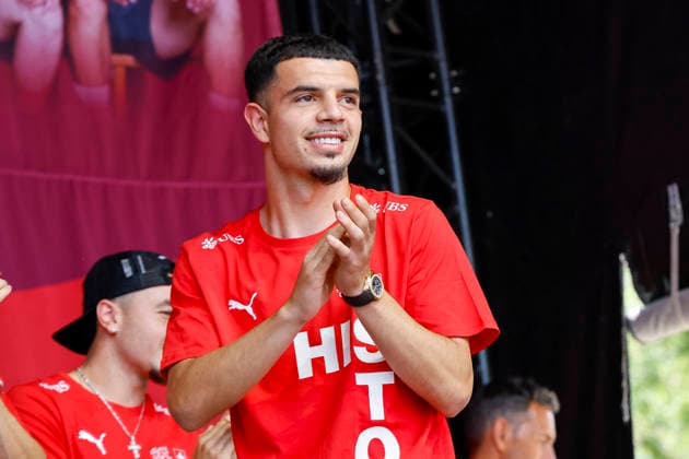 Zeki Amdouni , Schweiz, Schweizer Nationalteam Empfang Zürich, WM-Rückkehr der Schweizer Nati, Empfang nach der WM 2026, 2026, 14.07.2026, Turbinenplatz, Zürich, Schweiz Zürich Turbinenplatz Schweiz *** Zeki Amdouni, Switzerland, Swiss National Team Welcome Ceremony in Zurich, World Cup: Return of the Swiss National Team, Welcome Ceremony after the 2026 World Cup, 2026, July 14, 2026, Turbinenplatz, Zurich, Switzerland, Zurich, Turbinenplatz, Switzerland Copyright: xGrantxHubbsx