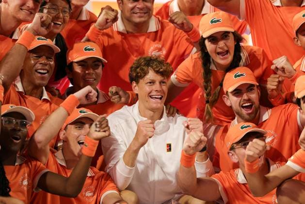 USA TENNIS Tennis 2026 Miami Open - Day 12 - Men s Final epa12859540 Jannik Sinner (C) of Italy poses with his Championship trophy and the ball kids after defeating Lehecka in the Men’s Final match at the 2026 Miami Open tennis tournament at the Hard Rock Stadium in Miami, Florida, USA, 29 March 2026. MIAMI United States  Copyright: xCRISTOBALxHERRERA-ULASHKEVICHx