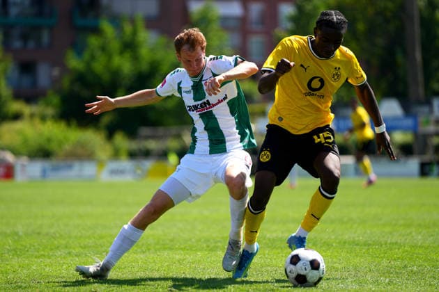 Friendly: FC Dordrecht v Borussia Dortmund II Papendrecht - Daniel Sumbu of Borussia Dortmund II, Jurre van Aken of FC Dordrecht during a friendly match in preperation of the 2026 2027 season. The match is set between FC Dordrecht and Borussia Dortmund II at V.V. Papendrecht on 14 July 2026 in Papendrecht, The Netherlands. (Hero Images Nick Koole) Copyright: xNickxKoolex