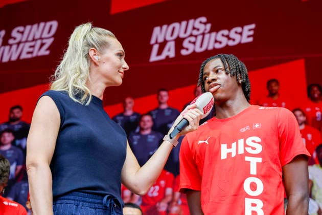 Johan Manzambi im Interview , Schweiz, Schweizer Nationalteam Empfang Zürich, WM-Rückkehr der Schweizer Nati, Empfang nach der WM 2026, 2026, 14.07.2026, Turbinenplatz, Zürich, Schweiz Zürich Turbinenplatz Schweiz *** Interview with Johan Manzambi, Switzerland, Swiss National Team Welcome Ceremony in Zurich, World Cup: Return of the Swiss National Team, Welcome Ceremony after the 2026 World Cup, 2026, July 14, 2026, Turbinenplatz, Zurich, Switzerland, Zurich, Turbinenplatz, Switzerland Copyright: xGrantxHubbsx