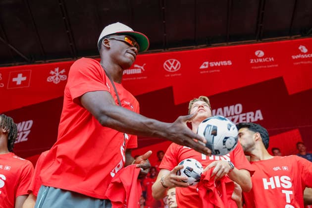 Breel Embolo beim verteilen von klein Fussbälle , Schweiz, Schweizer Nationalteam Empfang Zürich, WM-Rückkehr der Schweizer Nati, Empfang nach der WM 2026, 2026, 14.07.2026, Turbinenplatz, Zürich, Schweiz Zürich Turbinenplatz Schweiz *** Breel Embolo handing out small soccer balls, Switzerland, Swiss National Team Welcome Ceremony in Zurich, Swiss National Team s Return from the World Cup, Welcome Ceremony after the 2026 World Cup, 2026, July 14, 2026, Turbinenplatz, Zurich, Switzerland, Zurich, Turbinenplatz, Switzerland Copyright: xGrantxHubbsx