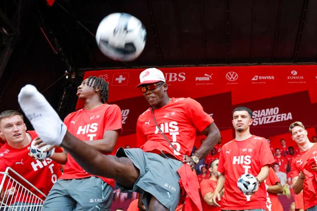 Breel Embolo beim verteilen von klein Fussbälle , Schweiz, Schweizer Nationalteam Empfang Zürich, WM-Rückkehr der Schweizer Nati, Empfang nach der WM 2026, 2026, 14.07.2026, Turbinenplatz, Zürich, Schweiz Zürich Turbinenplatz Schweiz *** Breel Embolo handing out small soccer balls, Switzerland, Swiss National Team welcome ceremony in Zurich, Swiss National Team s return from the World Cup, welcome ceremony after the 2026 World Cup, 2026, July 14, 2026, Turbinenplatz, Zurich, Switzerland, Zurich, Turbinenplatz, Switzerland Copyright: xGrantxHubbsx