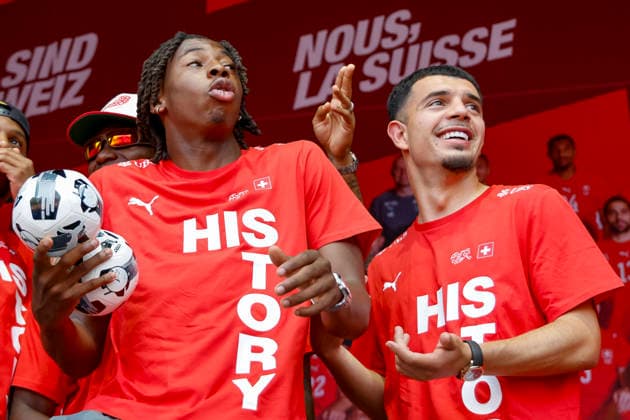 Johan Manzambi und Zeki Amdouni beim verteilen von klein Fussbälle , Schweiz, Schweizer Nationalteam Empfang Zürich, WM-Rückkehr der Schweizer Nati, Empfang nach der WM 2026, 2026, 14.07.2026, Turbinenplatz, Zürich, Schweiz Zürich Turbinenplatz Schweiz *** Johan Manzambi and Zeki Amdouni handing out small soccer balls, Switzerland, Swiss National Team Welcome Ceremony in Zurich, World Cup Return of the Swiss National Team, Welcome Ceremony after the 2026 World Cup, 2026, July 14, 2026, Turbinenplatz, Zurich, Switzerland; Zurich Turbinenplatz, Switzerland Copyright: xGrantxHubbsx