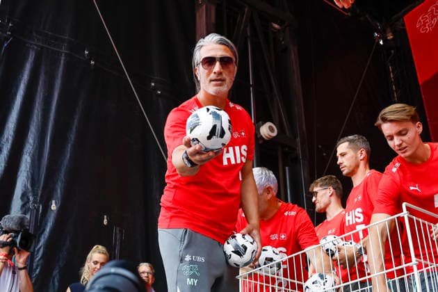 Murat Yakin (Trainer) beim verteilen von klein Fussbälle , Schweiz, Schweizer Nationalteam Empfang Zürich, WM-Rückkehr der Schweizer Nati, Empfang nach der WM 2026, 2026, 14.07.2026, Turbinenplatz, Zürich, Schweiz Zürich Turbinenplatz Schweiz *** Murat Yakin, coach, handing out small soccer balls; Switzerland; Swiss national team welcome ceremony in Zurich; World Cup return of the Swiss national team; welcome ceremony after the 2026 World Cup; 2026; July 14, 2026; Turbinenplatz, Zurich, Switzerland; Zurich Turbinenplatz, Switzerland Copyright: xGrantxHubbsx