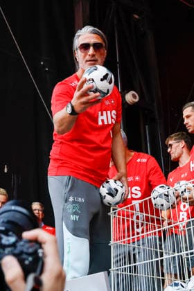 Murat Yakin (Trainer) beim verteilen von klein Fussbälle , Schweiz, Schweizer Nationalteam Empfang Zürich, WM-Rückkehr der Schweizer Nati, Empfang nach der WM 2026, 2026, 14.07.2026, Turbinenplatz, Zürich, Schweiz Zürich Turbinenplatz Schweiz *** Murat Yakin, coach, handing out small soccer balls; Switzerland; Swiss national team welcome ceremony in Zurich; World Cup return of the Swiss national team; welcome ceremony after the 2026 World Cup; 2026; July 14, 2026; Turbinenplatz, Zurich, Switzerland; Zurich Turbinenplatz, Switzerland Copyright: xGrantxHubbsx