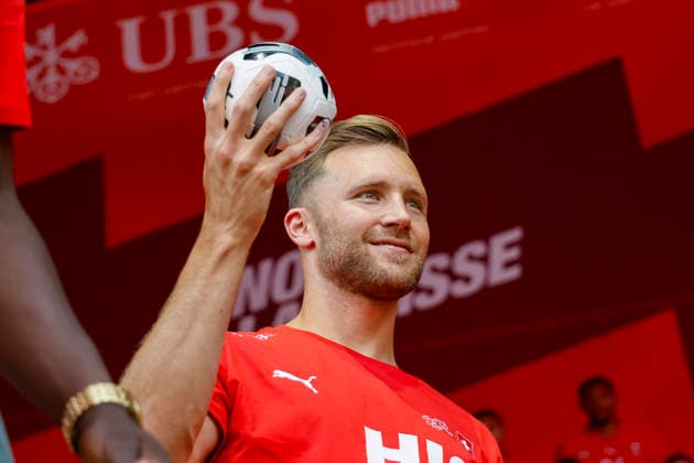 Silvan Widmer beim verteilen von klein Fussbälle , Schweiz, Schweizer Nationalteam Empfang Zürich, WM-Rückkehr der Schweizer Nati, Empfang nach der WM 2026, 2026, 14.07.2026, Turbinenplatz, Zürich, Schweiz Zürich Turbinenplatz Schweiz *** Silvan Widmer handing out small soccer balls, Switzerland, Swiss National Team Welcome Ceremony in Zurich, World Cup Return of the Swiss National Team, Welcome Ceremony after the 2026 World Cup, 2026, July 14, 2026, Turbinenplatz, Zurich, Switzerland, Zurich Turbinenplatz, Switzerland Copyright: xGrantxHubbsx