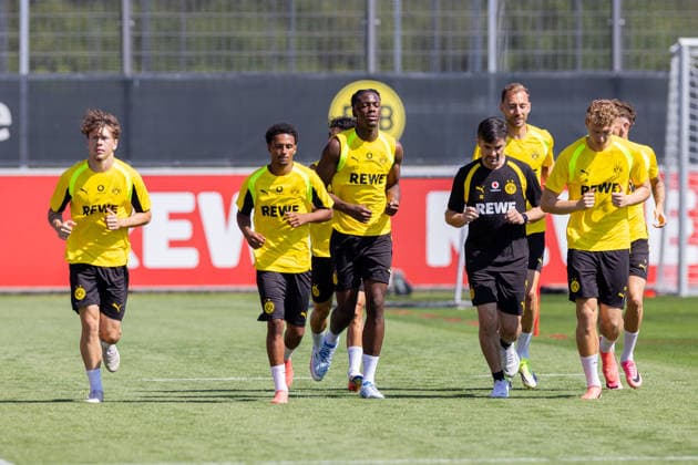 14.07.2026, Fussball, Training von Borussia Dortmund. v. l. Jan-Luca Riedl (Borussia Dortmund U19), Miguel Adje (Borussia Dortmund U19), Joane Gadou (Borussia Dortmund), Athletiktrainer Georg Schulz (Borussia Dortmund), Michael Eberwein (Borussia Dortmund II), Elias Benkara (Borussia Dortmund II). Dortmund Trainingsgelände des BVB NRW Deutschland xRHR-FOTO DEx *** July 14, 2026, Soccer, Borussia Dortmund training: from left, Jan Luca Riedl (Borussia Dortmund U19), Miguel Adje (Borussia Dortmund U19), Joane Gadou, Borussia Dortmund; Strength and Conditioning Coach Georg Schulz, Borussia Dortmund; Michael Eberwein, Borussia Dortmund II; Elias Benkara, Borussia Dortmund II; Dortmund, BVB training facility, North Rhine-Westphalia, Germany, xRHR PHOTO DEx Copyright: DennisxEwert RHR-FOTOx RHR-FOTO DE