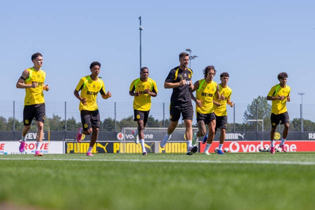 14.07.2026, Fussball, Training von Borussia Dortmund. v. l. Luca Reggiani (Borussia Dortmund), Enzo Duarte (Borussia Dortmund U19), Justin Lerma (Borussia Dortmund), Athletiktrainer Andreas Gerg (Borussia Dortmund), Fabio Silva (Borussia Dortmund), Samuele Inacio (Borussia Dortmund), Mathis Albert (Borussia Dortmund). Dortmund Trainingsgelände des BVB NRW Deutschland xRHR-FOTO DEx *** July 14, 2026, Soccer, Borussia Dortmund Training: Luca Reggiani (Borussia Dortmund), Enzo Duarte (Borussia Dortmund U19), Justin Lerma (Borussia Dortmund), Strength and Conditioning Coach Andreas Gerg (Borussia Dortmund), Fabio Silva (Borussia Dortmund), Samuele Inacio (Borussia Dortmund), Mathis Albert (Borussia Dortmund), BVB training facility in Dortmund, North Rhine-Westphalia, Germany, xRHR PHOTO DEx Copyright: DennisxEwert RHR-FOTOx RHR-FOTO DE