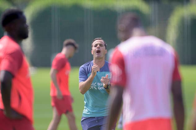 Trainer Carles Martinez (Bayer Leverkusen) gibt Anweisungen an seine Spieler. Fussball 1. Bundesliga, Trainingsauftakt Bayer 04 Leverkusen am 14.07.2026 in Leverkusen Deutschland. *** Coach Carles Martinez of Bayer Leverkusen gives instructions to his players. Soccer, Bundesliga 1. Bayer 04 Leverkusen s first training session on July 14, 2026, in Leverkusen, Germany.