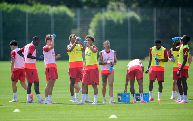 Trinkpause, vorne Eliesse Ben Seghir (Bayer Leverkusen). Fussball 1. Bundesliga, Trainingsauftakt Bayer 04 Leverkusen am 14.07.2026 in Leverkusen Deutschland. *** Water break; in the foreground, Eliesse Ben Seghir of Bayer Leverkusen Soccer Club (1. Bundesliga); start of training for Bayer 04 Leverkusen on July 14, 2026, in Leverkusen, Germany
