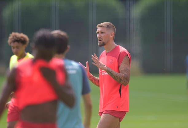 Robert Andrich (Bayer Leverkusen) gibt Anweisungen. Fussball 1. Bundesliga, Trainingsauftakt Bayer 04 Leverkusen am 14.07.2026 in Leverkusen Deutschland. *** Robert Andrich of Bayer Leverkusen gives instructions. Soccer, Bundesliga 1. Bayer 04 Leverkusen s first training session on July 14, 2026, in Leverkusen, Germany.