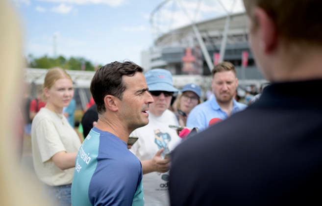 Trainer Carles Martinez (Bayer Leverkusen) gibt Interviews. Fussball 1. Bundesliga, Trainingsauftakt Bayer 04 Leverkusen am 14.07.2026 in Leverkusen Deutschland. *** Coach Carles Martinez of Bayer Leverkusen gives interviews on Fussball 1 (Bundesliga); Bayer 04 Leverkusen begins training on July 14, 2026, in Leverkusen, Germany