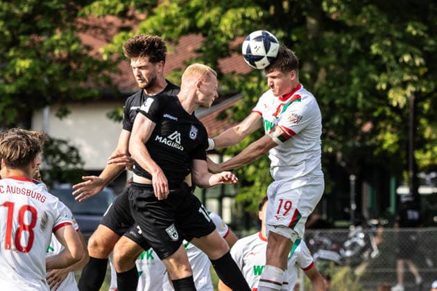 10.07.2026, Fussball, Saison 2026 2027, Regionalliga Südwest, Hauptspielfeld Burgrieden, Testspiel, SSV Ulm 1846 Fußball - FC Augsburg II 14.07.2026, Fussball, Saison 2026 2027, Regionalliga Südwest, Hauptspielfeld Burgrieden, Testspiel, SSV Ulm 1846 Fußball - FC Augsburg II, Kopfballduell im Augsburger Strafraum v.l. 4 Daniel Hülsenbusch (SSV Ulm 1846 Fußball), 17 Leon Müller (SSV Ulm 1846 Fußball), 19 Lukas Aigner (FC Augsburg II) Foto: Lucca Fundel Burgrieden Hauptspielfeld Baden-Württemberg Deutschland *** July 10, 2026, Soccer, 2026–2027 Season, Regionalliga Southwest, Burgrieden Main Field, Friendly Match, SSV Ulm 1846 vs. FC Augsburg II, July 14, 2026, Soccer, 2026–2027 Season, Regionalliga Southwest, Burgrieden Main Field, Friendly Match, SSV Ulm 1846 Soccer vs. FC Augsburg II, Heading duel in the Augsburg penalty area (from left): 4 Daniel Hülsenbusch (SSV Ulm 1846 Soccer), 17 Leon Müller (SSV Ulm 1846 Soccer), 19 Lukas Aigner (FC Augsburg II). Photo by Lucca Fundel, Burgrieden Main Field, Baden-Württemberg, Germany