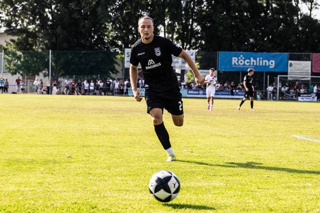 10.07.2026, Fussball, Saison 2026 2027, Regionalliga Südwest, Hauptspielfeld Burgrieden, Testspiel, SSV Ulm 1846 Fußball - FC Augsburg II 14.07.2026, Fussball, Saison 2026 2027, Regionalliga Südwest, Hauptspielfeld Burgrieden, Testspiel, SSV Ulm 1846 Fußball - FC Augsburg II, 2 Mattis Hoppe (SSV Ulm 1846 Fußball) Foto: Lucca Fundel Burgrieden Hauptspielfeld Baden-Württemberg Deutschland *** July 10, 2026, Soccer, 2026–2027 Season, Regionalliga Southwest, Burgrieden Main Field, Friendly Match, SSV Ulm 1846 vs. FC Augsburg II, July 14, 2026, Soccer, 2026–2027 Season, Regionalliga Southwest, Burgrieden Main Field, Friendly Match, SSV Ulm 1846 vs. FC Augsburg II, 2 Mattis Hoppe, SSV Ulm 1846, Photo by Lucca Fundel, Burgrieden Main Field, Baden-Württemberg, Germany