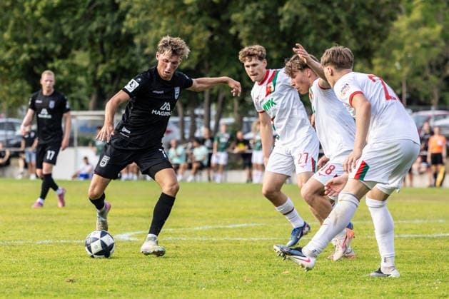 10.07.2026, Fussball, Saison 2026 2027, Regionalliga Südwest, Hauptspielfeld Burgrieden, Testspiel, SSV Ulm 1846 Fußball - FC Augsburg II 14.07.2026, Fussball, Saison 2026 2027, Regionalliga Südwest, Hauptspielfeld Burgrieden, Testspiel, SSV Ulm 1846 Fußball - FC Augsburg II, v.l. 7 Benjamin Goller (SSV Ulm 1846 Fußball), +a27+, 18 Jonas Ruf (FC Augsburg II) Foto: Lucca Fundel Burgrieden Hauptspielfeld Baden-Württemberg Deutschland *** July 10, 2026, Soccer, 2026–2027 Season, Regionalliga Southwest, Burgrieden Main Field, Friendly Match, SSV Ulm 1846 vs. FC Augsburg II, July 14, 2026, Soccer, 2026–2027 Season, Regionalliga Southwest, Burgrieden Main Field, Friendly Match, SSV Ulm 1846 vs. FC Augsburg II, from left: 7 Benjamin Goller (SSV Ulm 1846), a27, 18 Jonas Ruf (FC Augsburg II). Photo by Lucca Fundel, Burgrieden Main Field, Baden-Württemberg, Germany