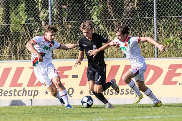 10.07.2026, Fussball, Saison 2026 2027, Regionalliga Südwest, Hauptspielfeld Burgrieden, Testspiel, SSV Ulm 1846 Fußball - FC Augsburg II 14.07.2026, Fussball, Saison 2026 2027, Regionalliga Südwest, Hauptspielfeld Burgrieden, Testspiel, SSV Ulm 1846 Fußball - FC Augsburg II, v.l. 21 Milo Adleff (FC Augsburg II), 7 Benjamin Goller (SSV Ulm 1846 Fußball), 25 Simon Mühlbauer (FC Augsburg II) Foto: Lucca Fundel Burgrieden Hauptspielfeld Baden-Württemberg Deutschland *** July 10, 2026, Soccer, 2026–2027 Season, Regionalliga Southwest, Burgrieden Main Field, Friendly Match, SSV Ulm 1846 vs. FC Augsburg II, July 14, 2026, Soccer, 2026–2027 Season, Regionalliga Southwest, Burgrieden Main Field, Friendly Match, SSV Ulm 1846 vs. FC Augsburg II, from left: 21 Milo Adleff (FC Augsburg II), 7 Benjamin Goller (SSV Ulm 1846), 25 Simon Mühlbauer (FC Augsburg II). Photo by Lucca Fundel, Burgrieden Main Field, Baden-Württemberg, Germany