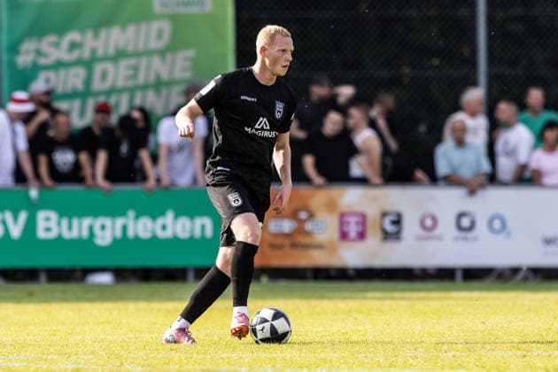 10.07.2026, Fussball, Saison 2026 2027, Regionalliga Südwest, Hauptspielfeld Burgrieden, Testspiel, SSV Ulm 1846 Fußball - FC Augsburg II 14.07.2026, Fussball, Saison 2026 2027, Regionalliga Südwest, Hauptspielfeld Burgrieden, Testspiel, SSV Ulm 1846 Fußball - FC Augsburg II, Freisteller Einzelbild 17 Leon Müller (SSV Ulm 1846 Fußball) Foto: Lucca Fundel Burgrieden Hauptspielfeld Baden-Württemberg Deutschland *** July 10, 2026, Soccer, 2026–2027 Season, Regionalliga Southwest, Burgrieden Main Field, Friendly Match, SSV Ulm 1846 vs. FC Augsburg II, July 14, 2026, Soccer, 2026–2027 Season, Regionalliga Southwest, Burgrieden Main Field, Friendly Match, SSV Ulm 1846 vs. FC Augsburg II, Cropped Single Image 17 Leon Müller SSV Ulm 1846 Soccer Photo by Lucca Fundel Burgrieden Main Field Baden-Württemberg Germany