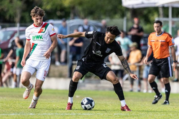 10.07.2026, Fussball, Saison 2026 2027, Regionalliga Südwest, Hauptspielfeld Burgrieden, Testspiel, SSV Ulm 1846 Fußball - FC Augsburg II 14.07.2026, Fussball, Saison 2026 2027, Regionalliga Südwest, Hauptspielfeld Burgrieden, Testspiel, SSV Ulm 1846 Fußball - FC Augsburg II, v.l. 18 Jonas Ruf (FC Augsburg II), 29 Achitpol Keereerom (SSV Ulm 1846 Fußball) Foto: Lucca Fundel Burgrieden Hauptspielfeld Baden-Württemberg Deutschland *** July 10, 2026, Soccer, 2026–2027 Season, Regionalliga Southwest, Burgrieden Main Field, Friendly Match, SSV Ulm 1846 vs. FC Augsburg II, July 14, 2026, Soccer, 2026–2027 season, Regionalliga Southwest, Burgrieden Main Field, Friendly Match, SSV Ulm 1846 vs. FC Augsburg II, from left: 18 Jonas Ruf (FC Augsburg II), 29 Achitpol Keereerom, SSV Ulm 1846 Soccer, Photo by Lucca Fundel, Burgrieden Main Field, Baden-Württemberg, Germany