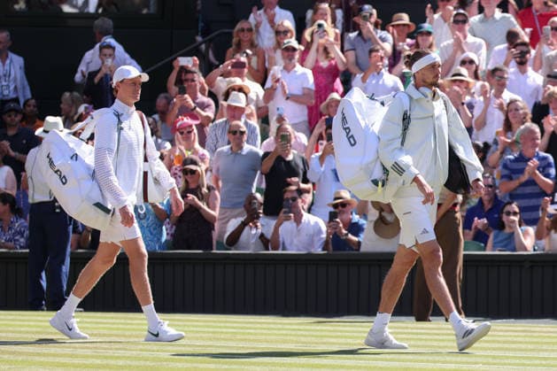Alexander Zverev (GER) und Jannik Sinner (ITA) betreten den Platz, Centre Court, Herren Einzel, Men s Singles, Endspiel, Finale Tennis - Wimbledon 2026 - Grand Slam ITF ATP, Tennis Herren WTA, Tennis Damen - AELTC - London - - Great Britain - 12 July 2026. Copyright: xJuergenxHasenkopfx