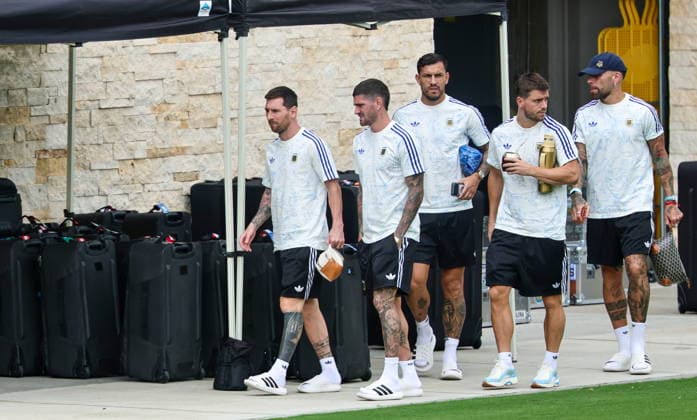 FIFA World Cup, WM, Weltmeisterschaft, Fussball 2026 - Argentina training session Argentina™s national soccer team player Lionel Messi (L) attends a training session in Marietta, Georgia, USA, 14 July 2026. Argentina will face England on 15 July in a FIFA World Cup 2026 semi finale match. Marietta United States  Copyright: xRONALDxWITTEKx