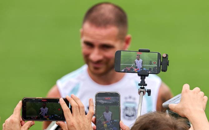 FIFA World Cup, WM, Weltmeisterschaft, Fussball 2026 - Argentina training session Argentina™s national soccer team player Alexis Mac Allister speaks with journalists before a training session of the team in Marietta, Georgia, USA, 14 July 2026. Argentina will face England on 15 July in a FIFA World Cup 2026 semifinals match. Marietta United States  Copyright: xRONALDxWITTEKx