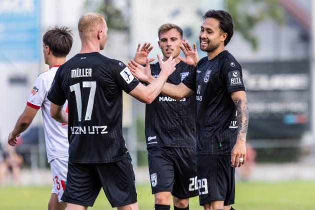 10.07.2026, Fussball, Saison 2026 2027, Regionalliga Südwest, Hauptspielfeld Burgrieden, Testspiel, SSV Ulm 1846 Fußball - FC Augsburg II 14.07.2026, Fussball, Saison 2026 2027, Regionalliga Südwest, Hauptspielfeld Burgrieden, Testspiel, SSV Ulm 1846 Fußball - FC Augsburg II, Torjubel Jubel Freude nach Treffer Tor Torschuss zum 1:0 durch 29 Achitpol Keereerom (SSV Ulm 1846 Fußball). v.l. 17 Leon Müller (SSV Ulm 1846 Fußball), 29 Achitpol Keereerom (SSV Ulm 1846 Fußball) Foto: Lucca Fundel Burgrieden Hauptspielfeld Baden-Württemberg Deutschland *** July 10, 2026, Soccer, 2026–2027 Season, Regionalliga Southwest, Burgrieden Main Field, Friendly Match, SSV Ulm 1846 vs. FC Augsburg II, July 14, 2026, Soccer, 2026–2027 Season, Regionalliga Southwest, Burgrieden Main Field, Friendly Match, SSV Ulm 1846 vs. FC Augsburg II, Goal celebration, jubilation, joy after a goal scored by No. 29 Achitpol Keereerom of SSV Ulm 1846 Soccer (left) and No. 17 Leon Müller of SSV Ulm 1846 Soccer, No. 29 Achitpol Keereerom (SSV Ulm 1846 Soccer) Photo by Lucca Fundel, Burgrieden Main Field, Baden-Württemberg, Germany
