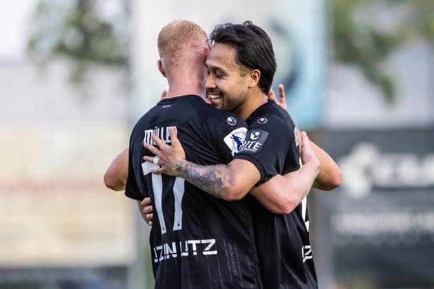 10.07.2026, Fussball, Saison 2026 2027, Regionalliga Südwest, Hauptspielfeld Burgrieden, Testspiel, SSV Ulm 1846 Fußball - FC Augsburg II 14.07.2026, Fussball, Saison 2026 2027, Regionalliga Südwest, Hauptspielfeld Burgrieden, Testspiel, SSV Ulm 1846 Fußball - FC Augsburg II, Torjubel Jubel Freude nach Treffer Tor Torschuss zum 1:0 durch 29 Achitpol Keereerom (SSV Ulm 1846 Fußball). v.l. 17 Leon Müller (SSV Ulm 1846 Fußball), 29 Achitpol Keereerom (SSV Ulm 1846 Fußball) Foto: Lucca Fundel Burgrieden Hauptspielfeld Baden-Württemberg Deutschland *** July 10, 2026, Soccer, 2026–2027 Season, Regionalliga Southwest, Burgrieden Main Field, Friendly Match, SSV Ulm 1846 vs. FC Augsburg II, July 14, 2026, Soccer, 2026–2027 Season, Regionalliga Southwest, Burgrieden Main Field, Friendly Match, SSV Ulm 1846 vs. FC Augsburg II, Goal celebration, jubilation, joy after a goal scored by No. 29 Achitpol Keereerom of SSV Ulm 1846 Soccer (left) and No. 17 Leon Müller of SSV Ulm 1846 Soccer, No. 29 Achitpol Keereerom (SSV Ulm 1846 Soccer) Photo by Lucca Fundel, Burgrieden Main Field, Baden-Württemberg, Germany