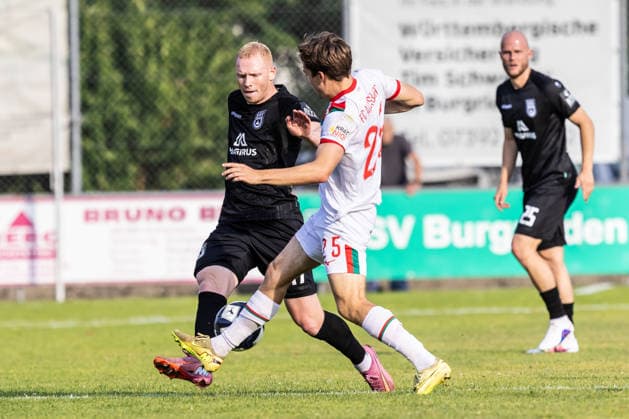 10.07.2026, Fussball, Saison 2026 2027, Regionalliga Südwest, Hauptspielfeld Burgrieden, Testspiel, SSV Ulm 1846 Fußball - FC Augsburg II 14.07.2026, Fussball, Saison 2026 2027, Regionalliga Südwest, Hauptspielfeld Burgrieden, Testspiel, SSV Ulm 1846 Fußball - FC Augsburg II, v.l. 17 Leon Müller (SSV Ulm 1846 Fußball), 25 Simon Mühlbauer (FC Augsburg II) Foto: Lucca Fundel Burgrieden Hauptspielfeld Baden-Württemberg Deutschland *** July 10, 2026, Soccer, 2026–2027 Season, Regionalliga Southwest, Burgrieden Main Field, Friendly Match, SSV Ulm 1846 vs. FC Augsburg II, July 14, 2026, Soccer, 2026–2027 Season, Regionalliga Southwest, Burgrieden Main Field, Friendly Match, SSV Ulm 1846 vs. FC Augsburg II, from left: 17 Leon Müller (SSV Ulm 1846), 25 Simon Mühlbauer (FC Augsburg II). Photo by Lucca Fundel, Burgrieden Main Field, Baden-Württemberg, Germany