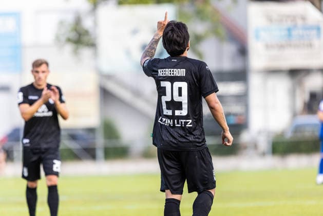 10.07.2026, Fussball, Saison 2026 2027, Regionalliga Südwest, Hauptspielfeld Burgrieden, Testspiel, SSV Ulm 1846 Fußball - FC Augsburg II 14.07.2026, Fussball, Saison 2026 2027, Regionalliga Südwest, Hauptspielfeld Burgrieden, Testspiel, SSV Ulm 1846 Fußball - FC Augsburg II, Torjubel Jubel Freude nach Treffer Tor Torschuss zum 1:0 durch 29 Achitpol Keereerom (SSV Ulm 1846 Fußball). Foto: Lucca Fundel Burgrieden Hauptspielfeld Baden-Württemberg Deutschland *** July 10, 2026, Soccer, 2026–2027 Season, Regionalliga Southwest, Burgrieden Main Field, Friendly Match, SSV Ulm 1846 vs. FC Augsburg II, July 14, 2026, Soccer, 2026–2027 Season, Regionalliga Southwest, Burgrieden Main Field, Friendly Match, SSV Ulm 1846 vs. FC Augsburg II, Goal celebration, jubilation, joy after a goal scored by No. 29 Achitpol Keereerom for SSV Ulm 1846, Photo by Lucca Fundel, Burgrieden Main Field, Baden-Württemberg, Germany