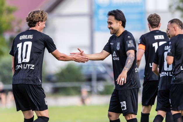 10.07.2026, Fussball, Saison 2026 2027, Regionalliga Südwest, Hauptspielfeld Burgrieden, Testspiel, SSV Ulm 1846 Fußball - FC Augsburg II 14.07.2026, Fussball, Saison 2026 2027, Regionalliga Südwest, Hauptspielfeld Burgrieden, Testspiel, SSV Ulm 1846 Fußball - FC Augsburg II, Torjubel Jubel Freude nach Treffer Tor Torschuss zum 1:0 durch 29 Achitpol Keereerom (SSV Ulm 1846 Fußball). v.l. 10 Oliver Wähling (SSV Ulm 1846 Fußball), 29 Achitpol Keereerom (SSV Ulm 1846 Fußball) Foto: Lucca Fundel Burgrieden Hauptspielfeld Baden-Württemberg Deutschland *** July 10, 2026, Soccer, 2026–2027 Season, Regionalliga Southwest, Burgrieden Main Field, Friendly Match, SSV Ulm 1846 vs. FC Augsburg II, July 14, 2026, Soccer, 2026–2027 Season, Regionalliga Southwest, Burgrieden Main Field, Friendly Match, SSV Ulm 1846 vs. FC Augsburg II, Goal celebration, jubilation, joy after a goal scored by 29 Achitpol Keereerom of SSV Ulm 1846 Soccer (left) and 10 Oliver Wähling of SSV Ulm 1846 Soccer, No. 29 Achitpol Keereerom (SSV Ulm 1846 Soccer) Photo by Lucca Fundel, Burgrieden Main Field, Baden-Württemberg, Germany
