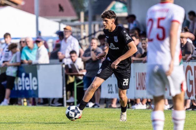 10.07.2026, Fussball, Saison 2026 2027, Regionalliga Südwest, Hauptspielfeld Burgrieden, Testspiel, SSV Ulm 1846 Fußball - FC Augsburg II 14.07.2026, Fussball, Saison 2026 2027, Regionalliga Südwest, Hauptspielfeld Burgrieden, Testspiel, SSV Ulm 1846 Fußball - FC Augsburg II, 28 Mateo Mrden (SSV Ulm 1846 Fußball) Foto: Lucca Fundel Burgrieden Hauptspielfeld Baden-Württemberg Deutschland *** July 10, 2026, Soccer, 2026–2027 Season, Regionalliga Southwest, Burgrieden Main Field, Friendly Match, SSV Ulm 1846 vs. FC Augsburg II, July 14, 2026, Soccer, 2026–2027 Season, Regionalliga Southwest, Burgrieden Main Field, Friendly Match, SSV Ulm 1846 vs. FC Augsburg II, 28 Mateo Mrden, SSV Ulm 1846, Photo by Lucca Fundel, Burgrieden Main Field, Baden-Württemberg, Germany