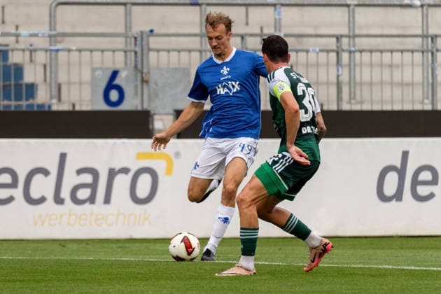 Spielszene, Flanke, Hereingabe, Offensivaktion, v.l. Yannik Luehrs (SV Darmstadt 98, 49), Phillipp Steinhart (FC 08 Homburg, 36), GER, SV Darmstadt 98 vs. FC 08 Homburg, Fussball, Testspiel, Saison 2026 2027, 14.07.2026, DFL REGULATIONS PROHIBIT ANY USE OF PHOTOGRAPHS AS IMAGE SEQUENCES AND OR QUASI-VIDEO, GER, SV Darmstadt 98 vs. FC 08 Homburg, Fussball, Testspiel, Saison 2026 2027, 14.07.2026 Darmstadt *** Game scene, cross, pass into the box, offensive play, from left: Yannik Luehrs, SV Darmstadt 98, 49, Phillipp Steinhart, FC 08 Homburg, 36, GER, SV Darmstadt 98 vs. FC 08 Homburg, soccer, friendly match, 2026–2027 season, July 14, 2026, DFL regulations prohibit any use of photographs as image sequences and or quasi-video, GER, SV Darmstadt 98 vs. FC 08 Homburg, soccer, friendly match, 2026–2027 season, July 14, 2026, Darmstadt Copyright: xEibner-Pressefoto J-NxGroemlingx EP_JGG