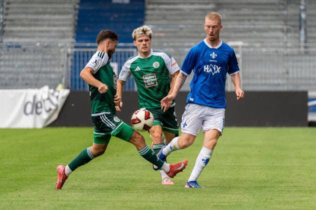 Spielszene, Zweikampf, v.l. Armend Qenaj (FC 08 Homburg, 07), Frederik Schumann (FC 08 Homburg, 03), Kai Klefisch (SV Darmstadt 98, 17), GER, SV Darmstadt 98 vs. FC 08 Homburg, Fussball, Testspiel, Saison 2026 2027, 14.07.2026, DFL REGULATIONS PROHIBIT ANY USE OF PHOTOGRAPHS AS IMAGE SEQUENCES AND OR QUASI-VIDEO, GER, SV Darmstadt 98 vs. FC 08 Homburg, Fussball, Testspiel, Saison 2026 2027, 14.07.2026 Darmstadt *** Game scene, tackle, from left: Armend Qenaj (FC 08 Homburg), 07, Frederik Schumann (FC 08 Homburg), 03, Kai Klefisch (SV Darmstadt 98), 17, GER, SV Darmstadt 98 vs. FC 08 Homburg, soccer, friendly match, 2026–2027 season, July 14, 2026, DFL regulations prohibit any use of photographs as image sequences and or quasi-video, GER, SV Darmstadt 98 vs. FC 08 Homburg, soccer, friendly match, 2026–2027 season, July 14, 2026, Darmstadt Copyright: xEibner-Pressefoto J-NxGroemlingx EP_JGG