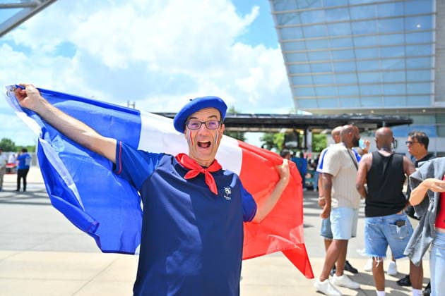 FIFA World Cup, WM, Weltmeisterschaft, Fussball 2026 semifinals - France vs Spain Supporters of pose for a photo as they make their way to the stadium for the FIFA World Cup 2026 semifinals match France against Spain, in Dallas, USA, 14 July 2026. DALLAS United States  Copyright: xSAMxWASSONx