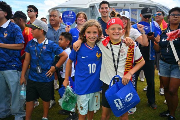 FIFA World Cup, WM, Weltmeisterschaft, Fussball 2026 semifinals - France vs Spain Supporters of pose for a photo as they make their way to the stadium for the FIFA World Cup 2026 semifinals match France against Spain, in Dallas, USA, 14 July 2026. DALLAS United States  Copyright: xSAMxWASSONx
